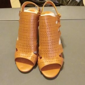Shoe land chunky heeled sandals tan size 8